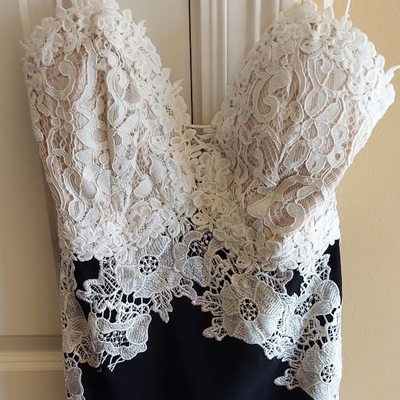 Ark & Co Black and Cream Lace Midi Dress - Picture 3 of 3